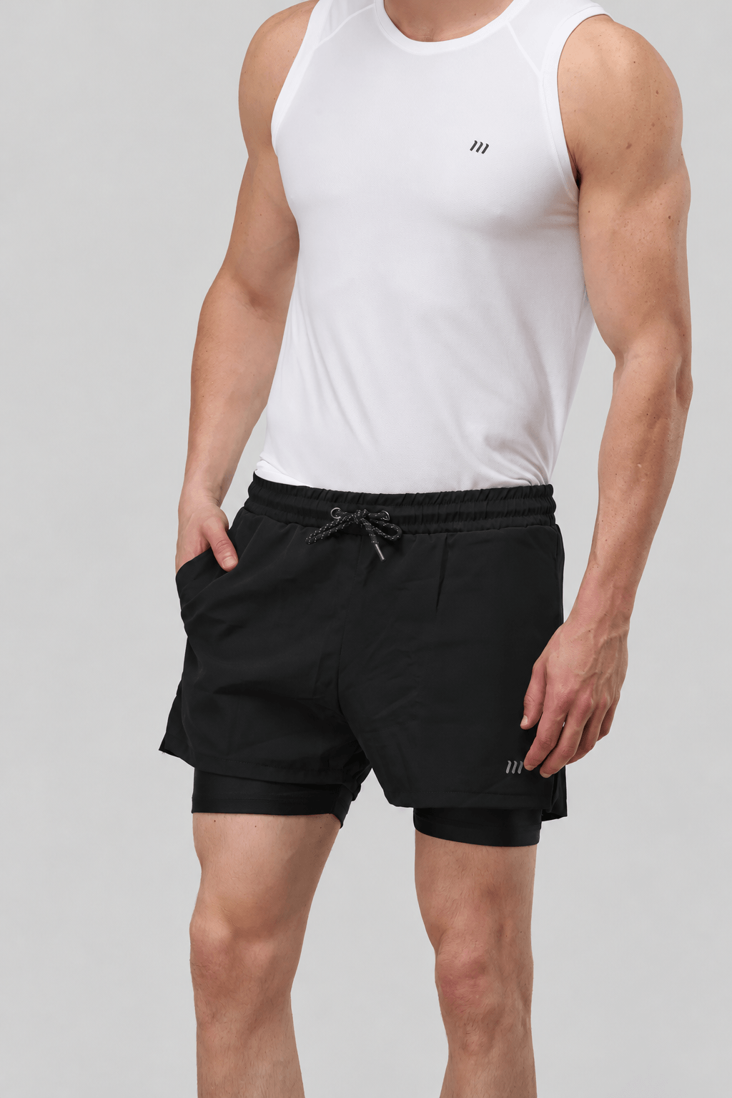 Modelo deportivo sobre fondo gris claro